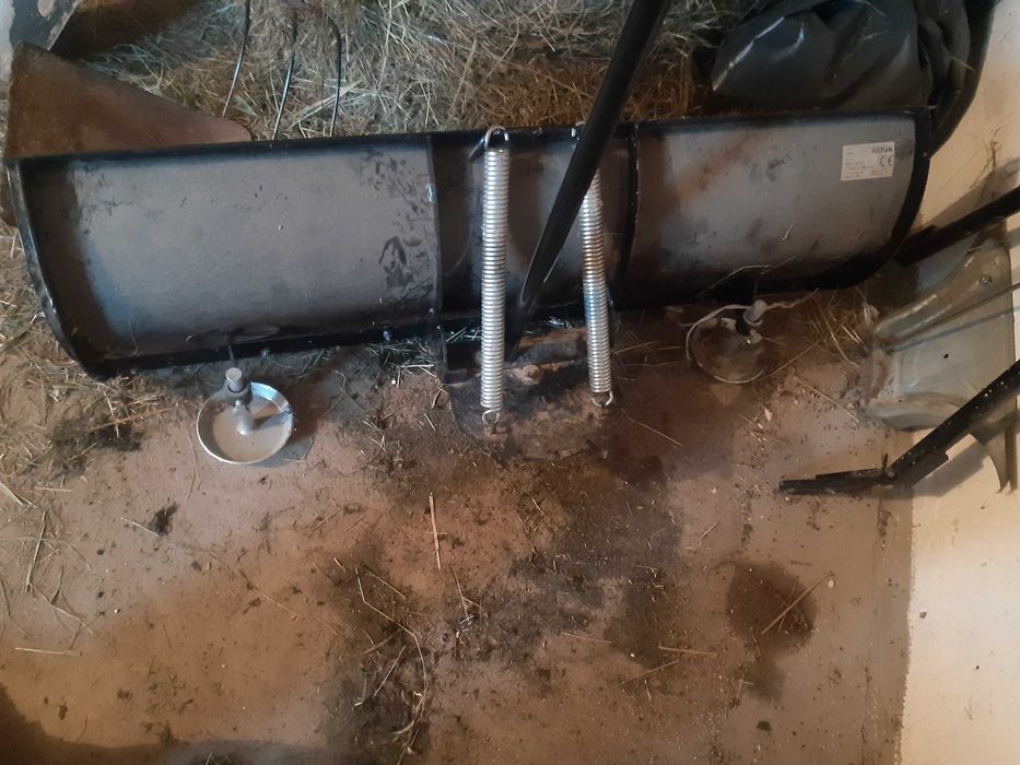 Sprzedam pług do traktorka z osprzętem.