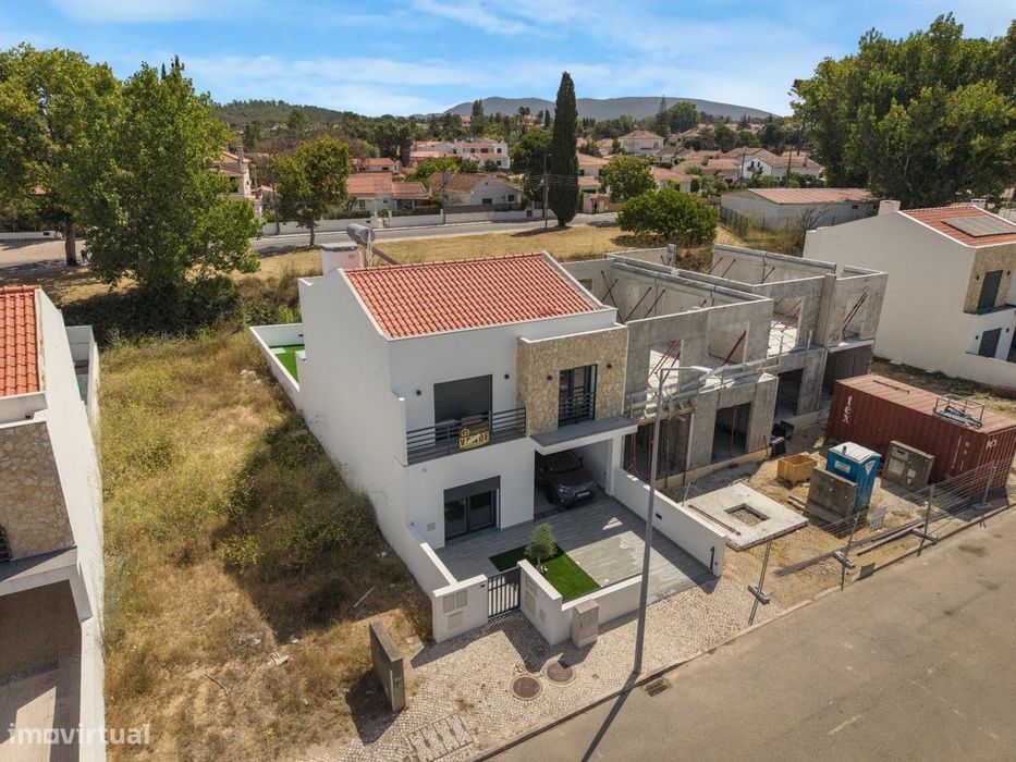 Moradia T3 em Banda com Jardim em Sesimbra