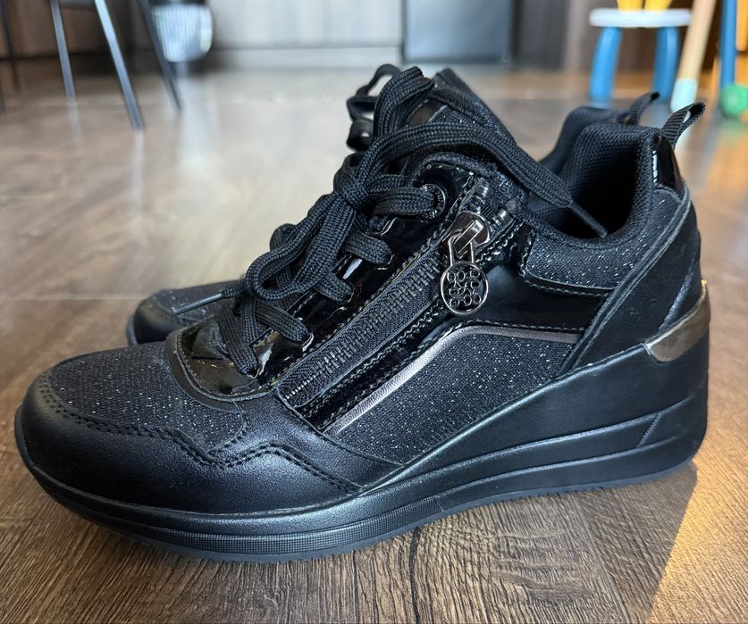 Стильні жіночі кросівки бренду Nine West