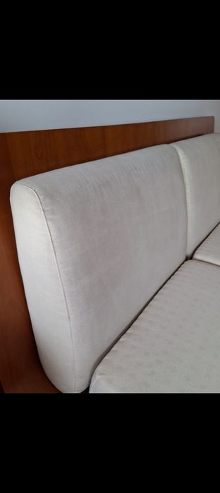 Mobília de quarto em cerejeira com cama articulada com dois colchões.