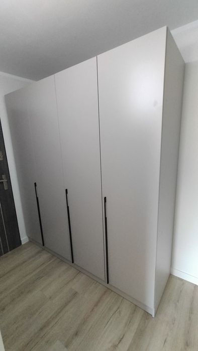 Nowa piękna pojemna szafa w kolorze  kaszmir, drążek, półki, czarne uchwyty, otwierana, możliwy transport wniesienie i montaż