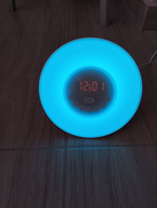 Розумний будильник з FM радіо та кольоровою підсвіткою