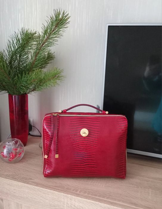 Червона дорожна сумка-кейс 
для косметики
 "Estee Lauder".