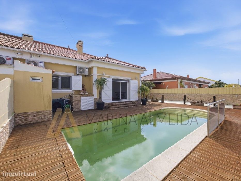 Moradia Térrea T3 geminada com aproveitamento de sótão, piscina, es...
