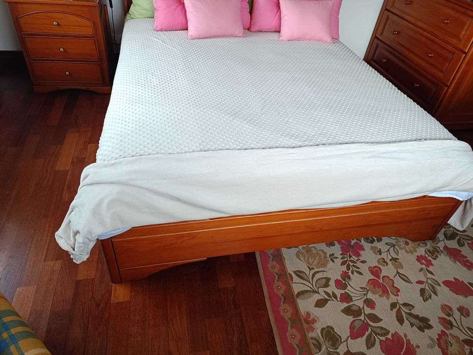 Conjunto de Cama, mesa de cabeceira e cômoda em madeira maciça