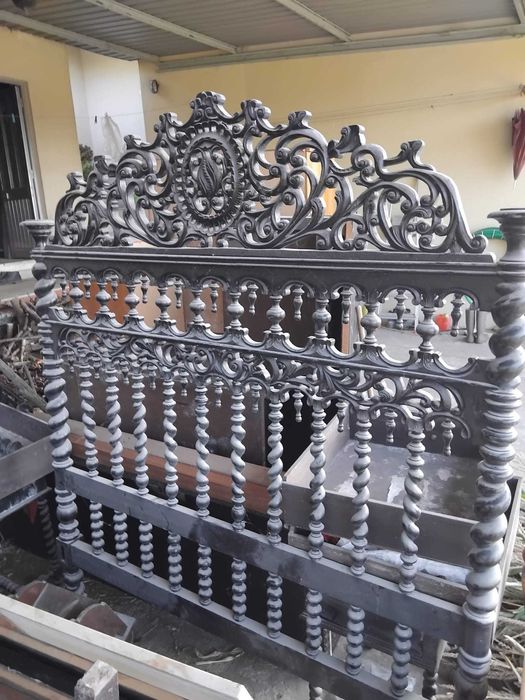 Cama casal, roupeiro, cômoda e 2 mesinhas de cabeceira.