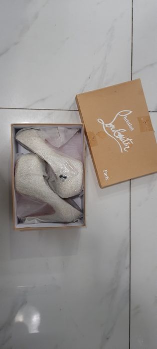 Лабутени туфлі на каблуках камінці