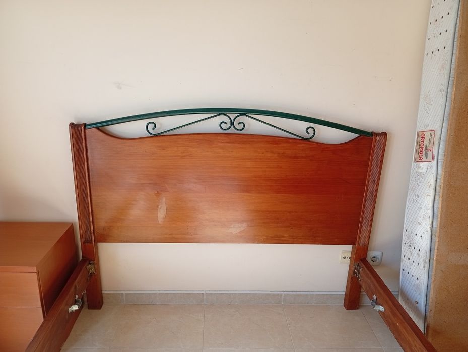 Cama, estrado, colchão e sofá