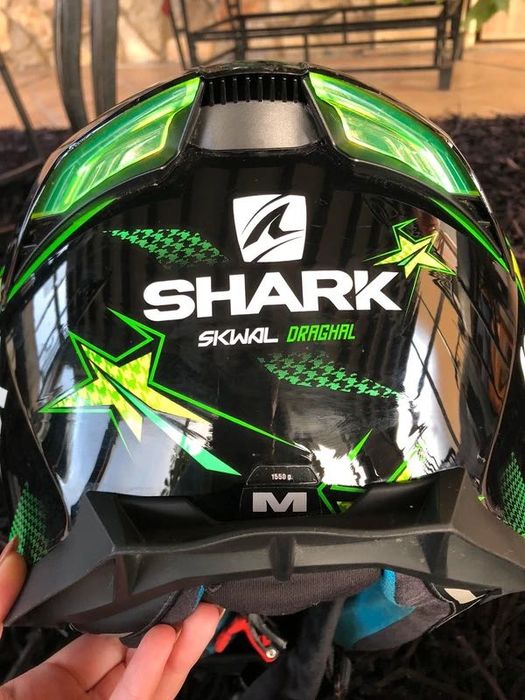 Capacete verde com luz da Shark