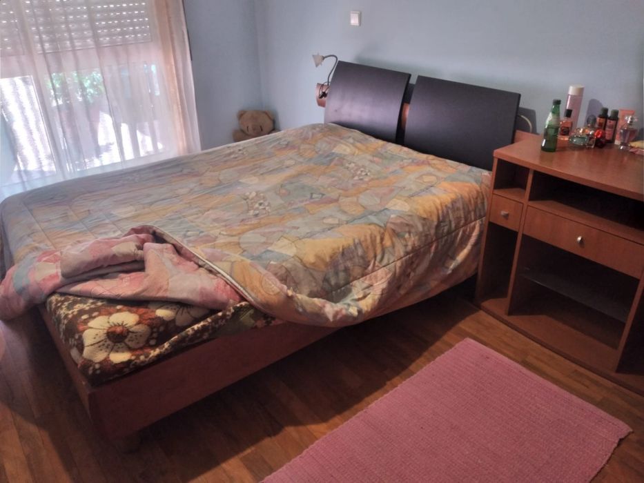 Mobilia de quarto cama com colcao e movel de apoio em madeira