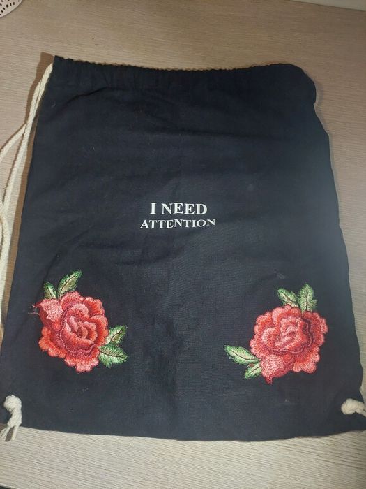 czarny worek z haftem róża