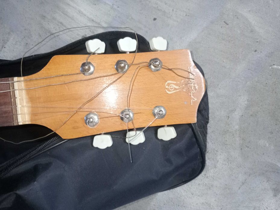 Gitara akustyczna z futerałem