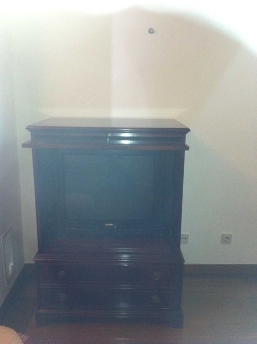 Móvel TV com porta vertical mogno estilo inglês super novo + Televisão