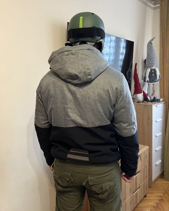 Лижна куртка, штани та окуляри.