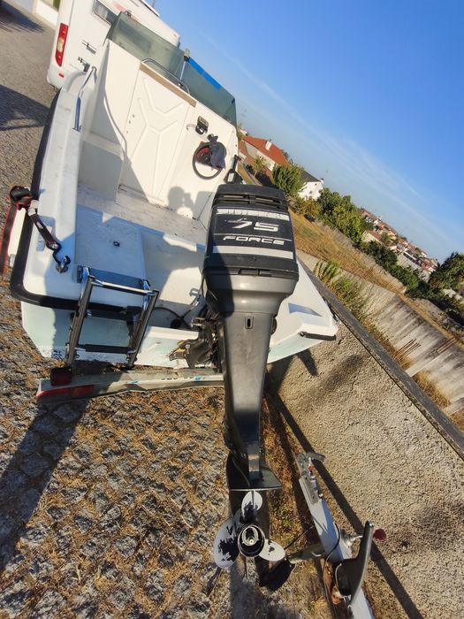 Barco de recreio com motor 75cv e reboque