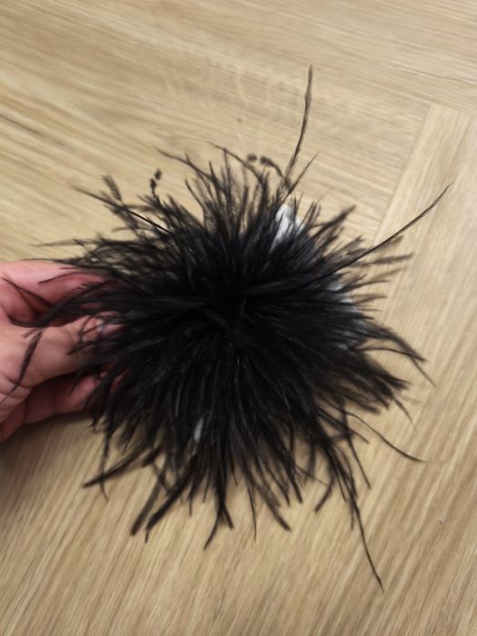 Broszka czarna pióra nowa czarne