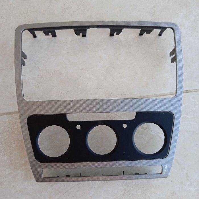 Рамка магнитолы на Skoda Octavia A5