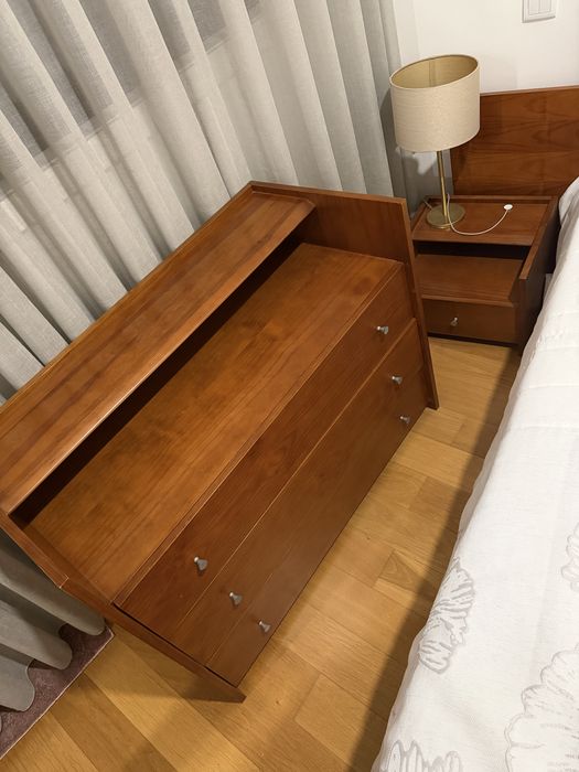 Mobília de quarto em cerejeira – cama, cómoda e 2 mesas de cabeceira