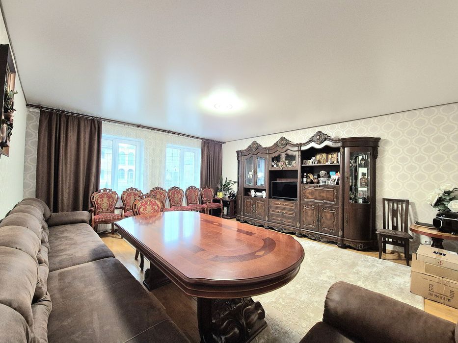 Два будинки з банею та зарибленим власним  озером р-н Аєропорту