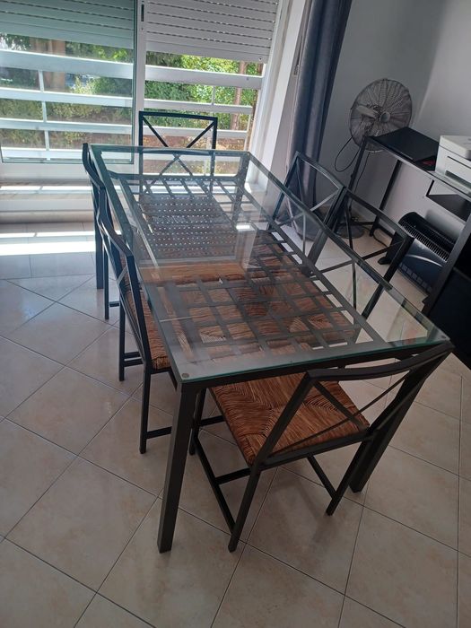 Mesa com 6 cadeiras