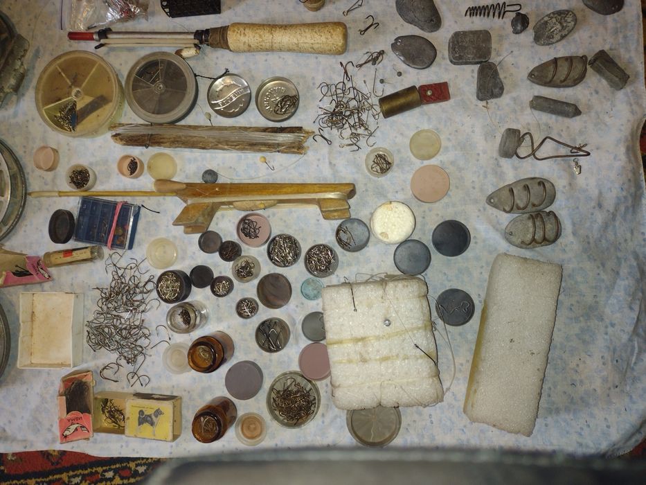 поплавок, крючки,+сумка и садок,стул.Все одним лотом.Смотрите все фото