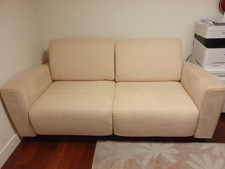 Rozkładana sofa z pojemnikiem na pościel