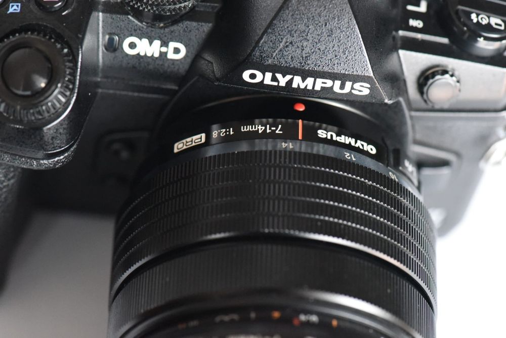 Olympus OM-D E-M1 Mark III com lente Olympus M.Zuiko Digital ED 7-14mm