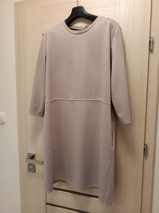 Sukienka beżowa zakupiona w Reserved.