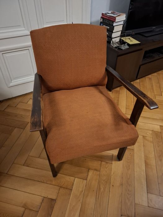 Stary fotel sprężynowy