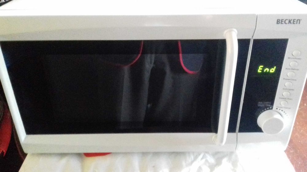 microondas marca becken com grill a funcionar