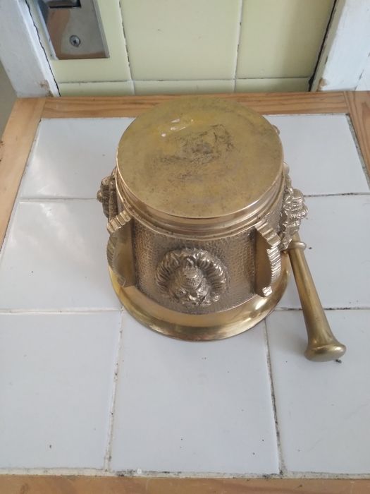Almofariz em latão.