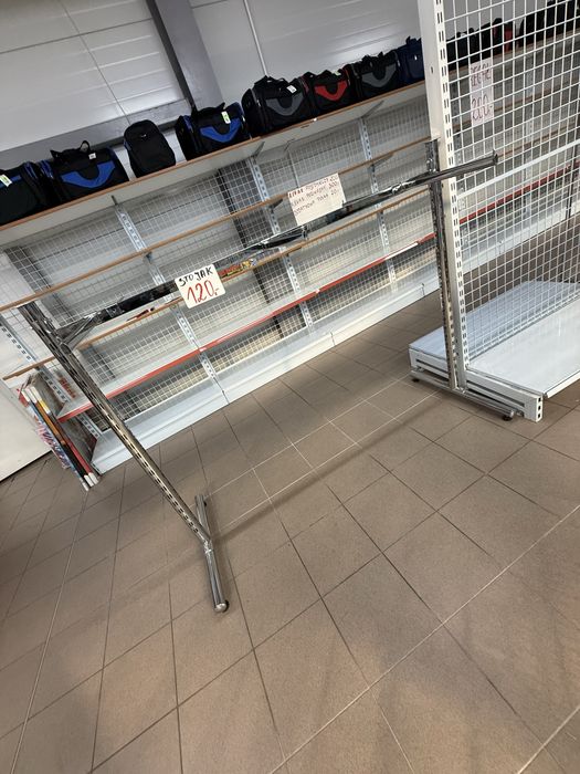 Regały, stojaki, kosze sklepowe, manekiny