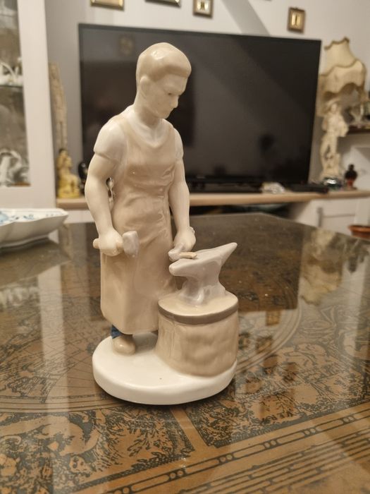 Porcelanowa figurka kowala - Wschodnie Niemcy