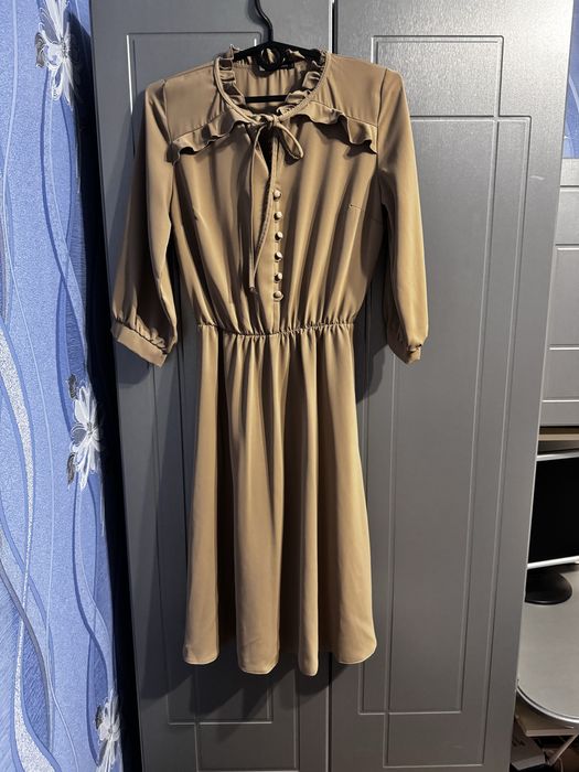 Елегантна жіноча сукня