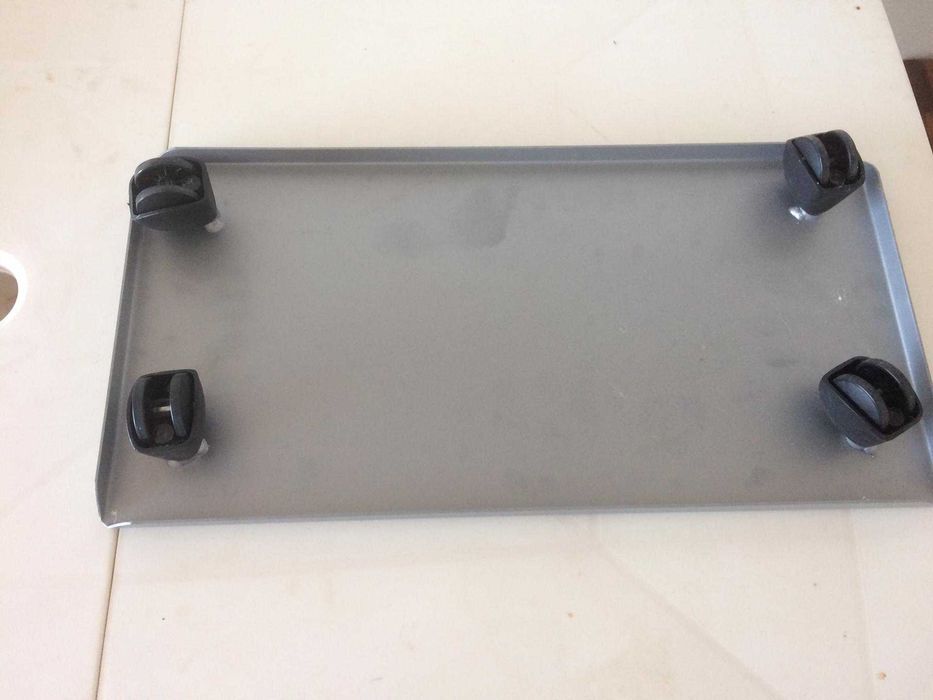 Base metálica com rodas, para PC