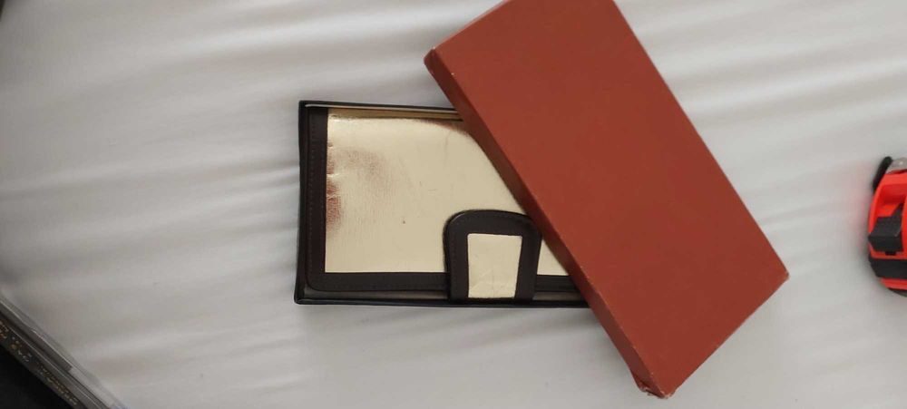 Carteira dourada em calfe,com divisões para notas ,cartões e moedas