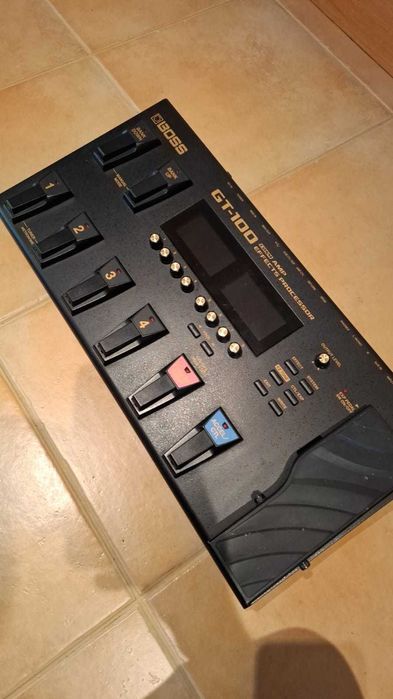 BOSS GT100  pré AMP e processador de efeitos+ case + alimentador