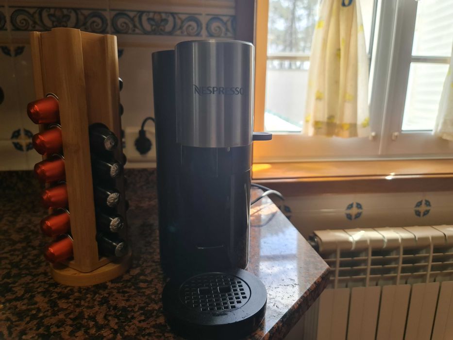 Maquina de café  Athelier Nespresso para cápsulas muito nova!