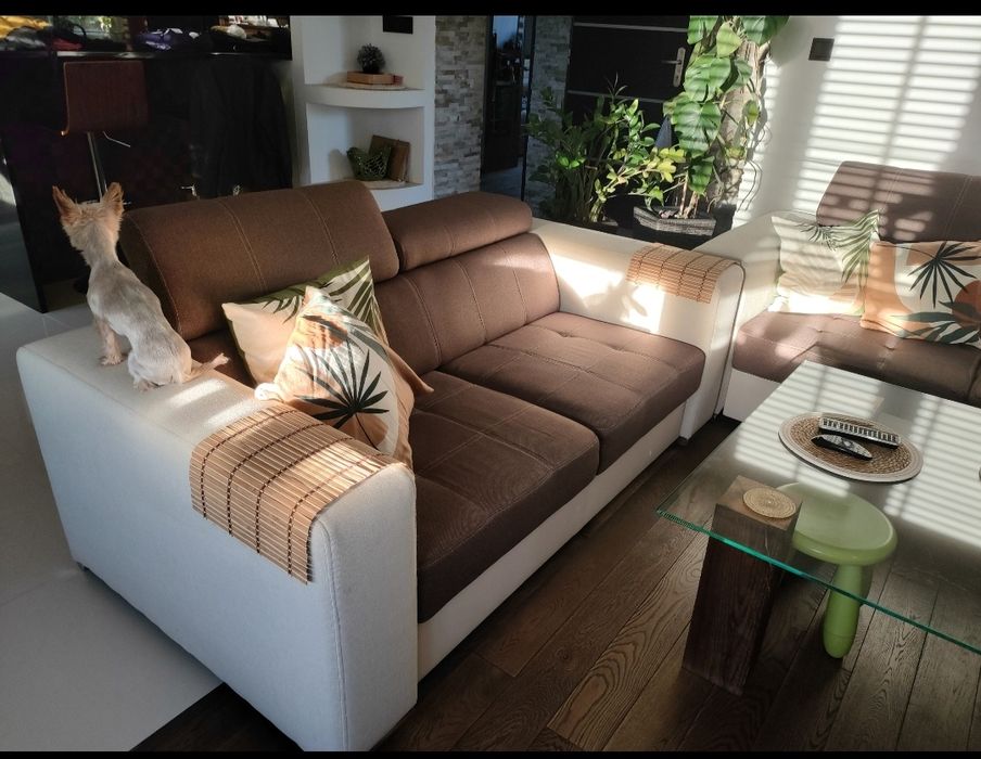 Dwie sofy i duża pufa dwa schowki