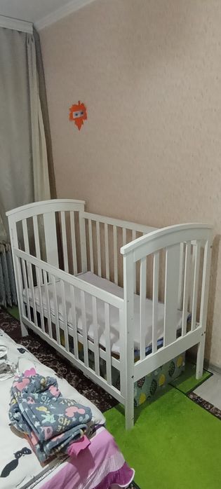 Дитяче ліжечко з маятником