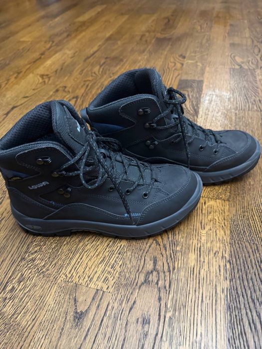 Продам трекінгові черевики Lowa