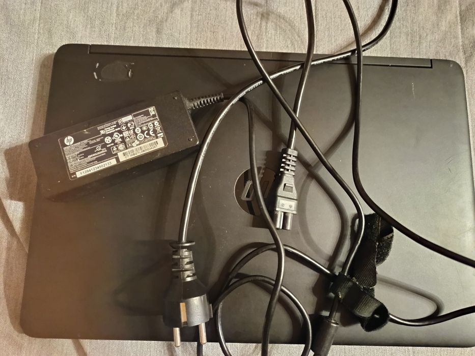 Używany laptop bez dysku i RAM - na części