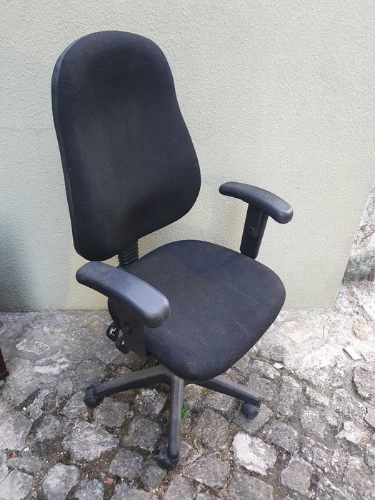 Secretária com cadeira e gavetas em bom estado