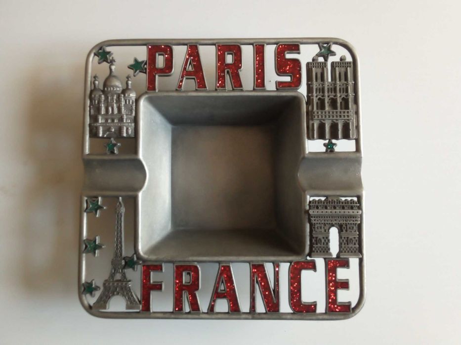 Cinzeiro em metal "Recordação de Paris", usado
