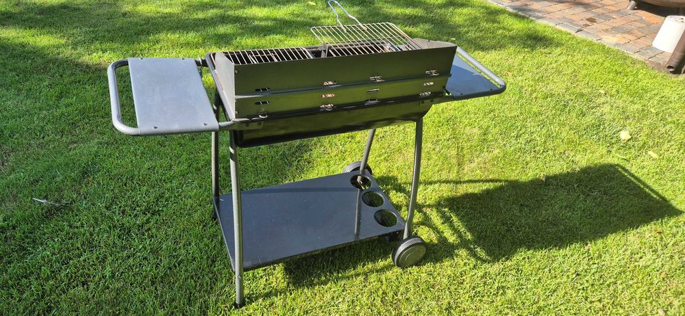 Grill węglowy z półeczkami używany + brykiet