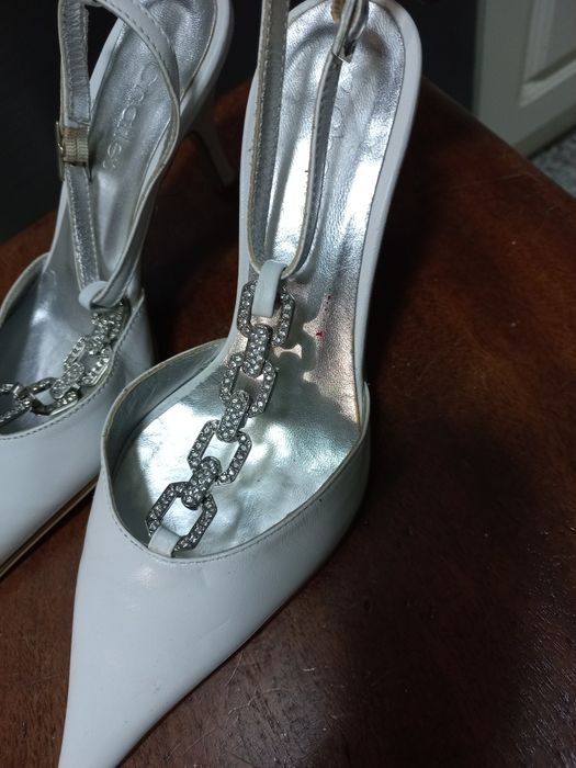 Sapatos novos brancos marca Charles