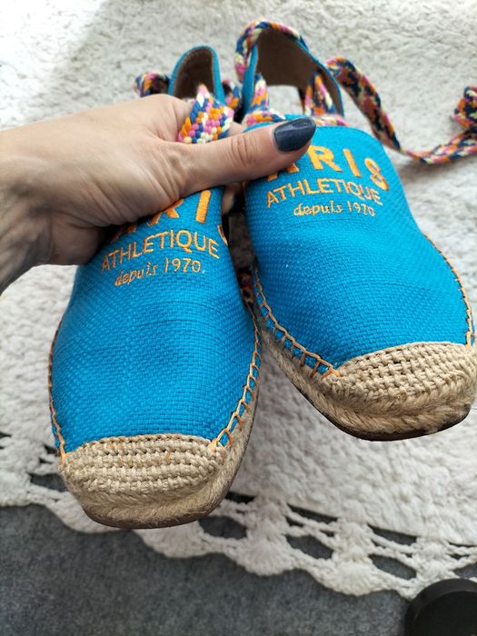 Świetne unikatowe espadryle z haftem i wiązaniem wokół kostki paris