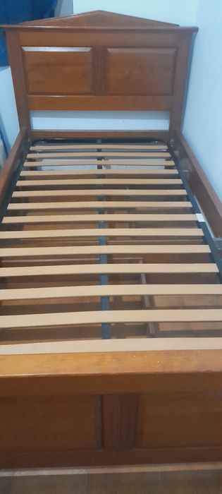 Cama pinho mel solteiro com mesa de cabeçeira com 3 gavetas