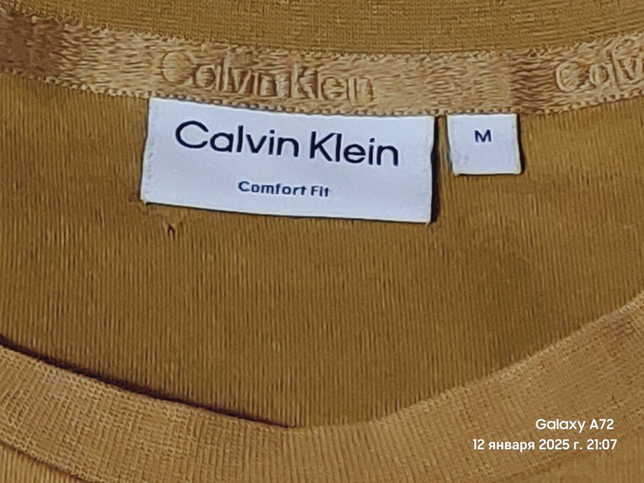 Продам футболку «CALVIN KLEIN» горчичного цвета.