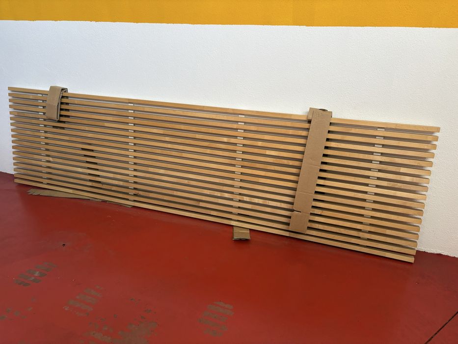 Cabeceira de cama em ripas de madeira IKEA